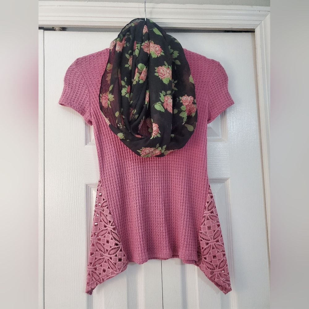 Kids knitted light pink top. Comes with rose scarf!